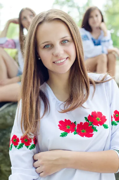 Utomhus porträtt av vacker ung flicka — Stockfoto