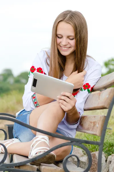 幸せな笑みを浮かべて十代女の子およびタブレット コンピューター — ストック写真