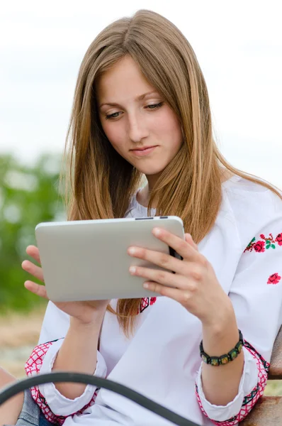 幸せな笑みを浮かべて十代女の子およびタブレット コンピューター — ストック写真