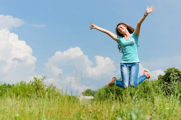 Glücklich Teenager Mädchen springen auf dem Sommer im Freien Hintergrund — Stockfoto