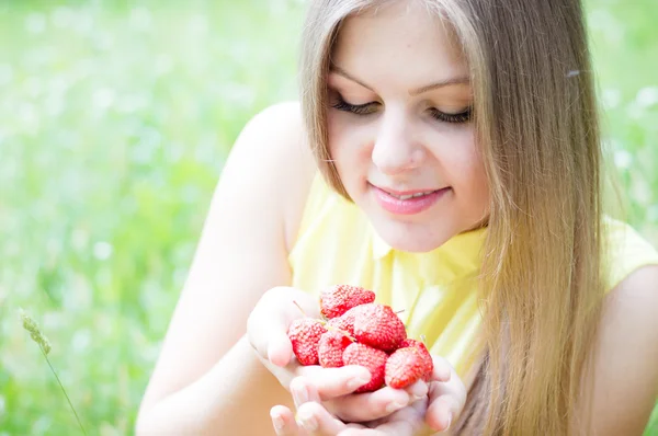 Unga glada teen flicka äter jordgubbe — Stockfoto