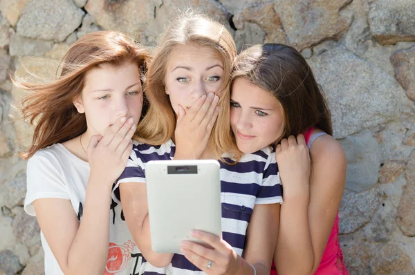 Three scared teen girl friends and tablet computer — Stock Photo, Image