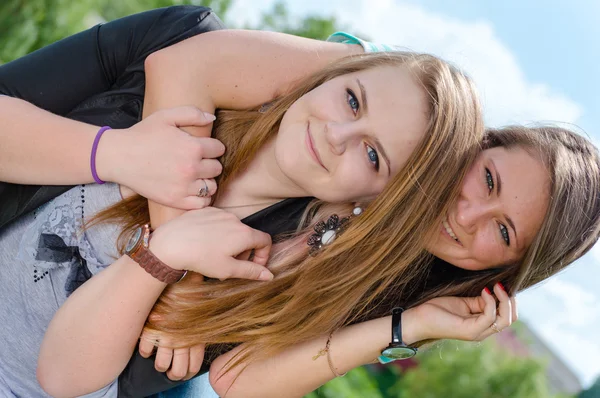 Zwei jugendliche Freundinnen, die im Frühling oder Sommer im Freien lachen — Stockfoto