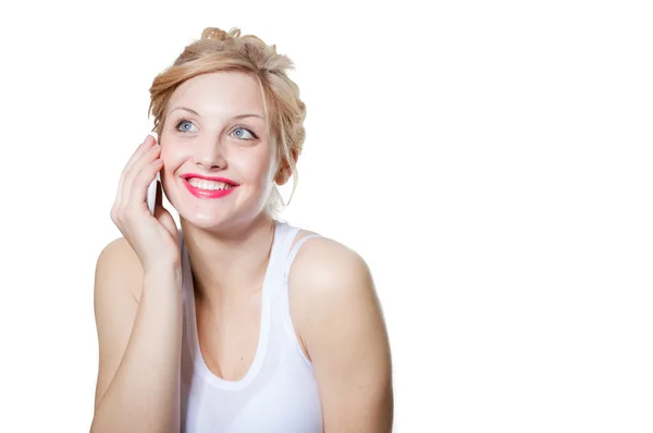 Jovem mulher loira feliz chamando no celular — Fotografia de Stock