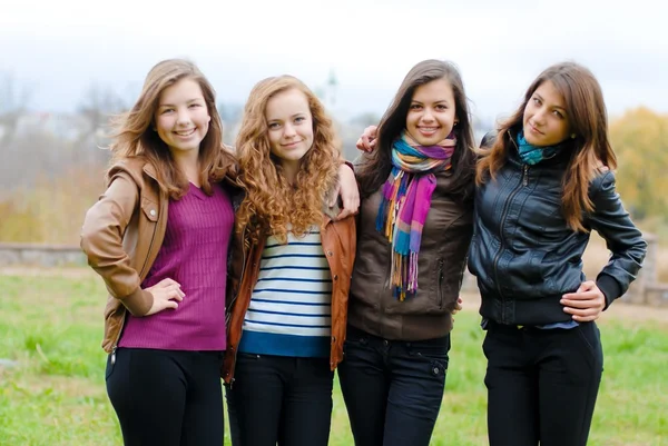 Quattro amici adolescenti felici — Foto Stock