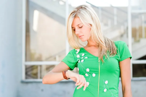 Jovem mulher olhando no relógio mão — Fotografia de Stock