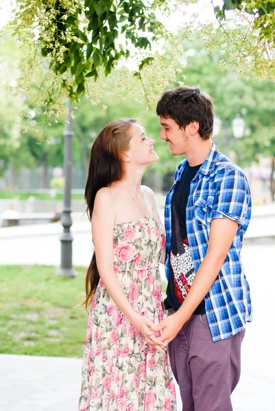 Joven feliz sonriente pareja cogida de la mano — Foto de Stock