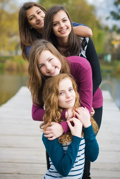 Cuatro amigos adolescentes felices —  Fotos de Stock