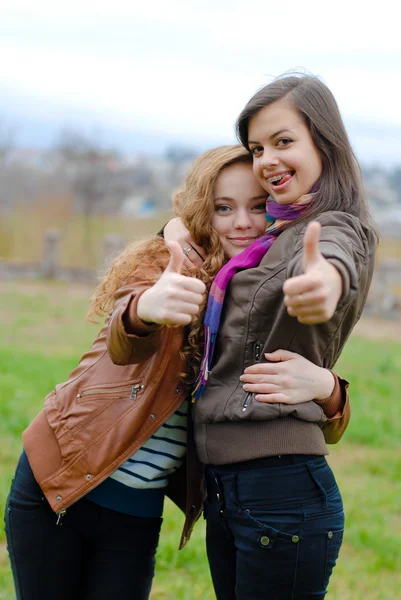 Zwei junge Freundinnen zeigen Okay — Stockfoto