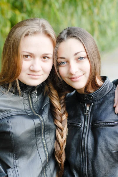 Duas meninas adolescentes com seu cabelo longo torcido — Fotografia de Stock