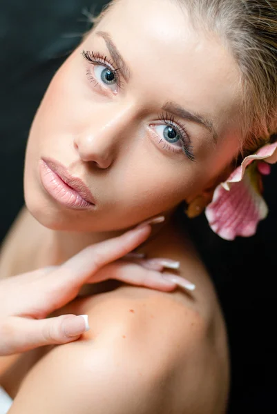 Hermosa cara de niña y flores de color rosa, piel perfecta —  Fotos de Stock