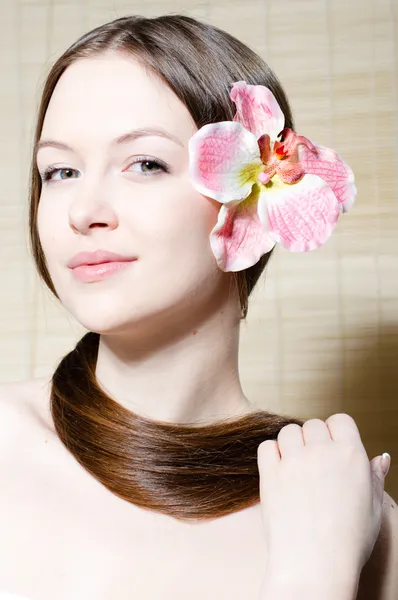 Retrato de hermosa cara de mujer joven —  Fotos de Stock