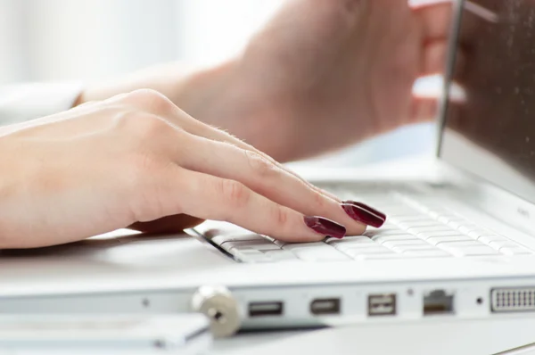 Primer plano mujer de negocios escribiendo con el ordenador portátil PC —  Fotos de Stock