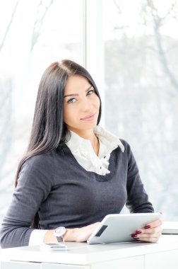 tablet pc kullanma gülümseyen genç iş kadını