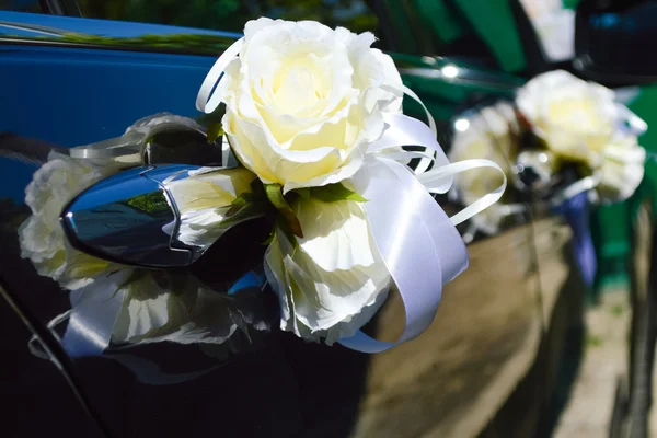 Belle décoration de voiture de mariage — Photo