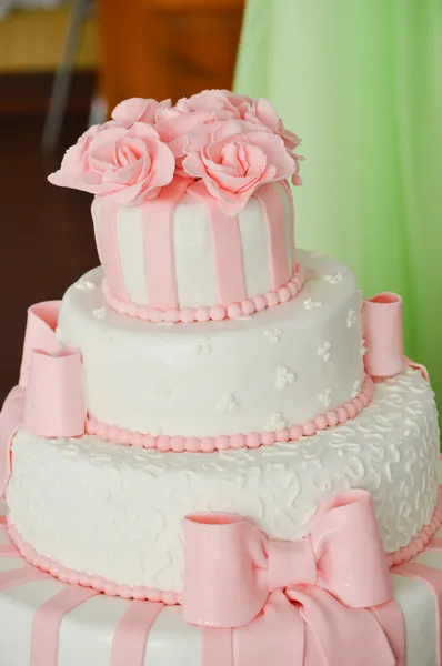 Beautiful pink luxury wedding cake on reception — Stock Photo, Image