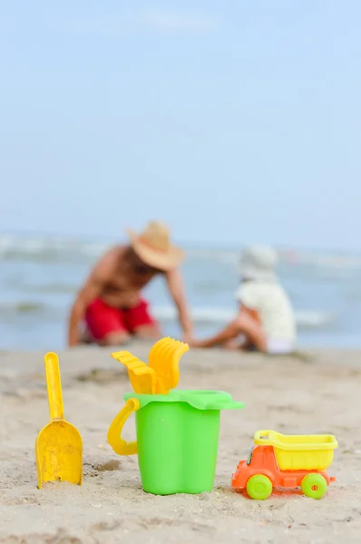 Отец и сын играют на песчаном пляже — стоковое фото