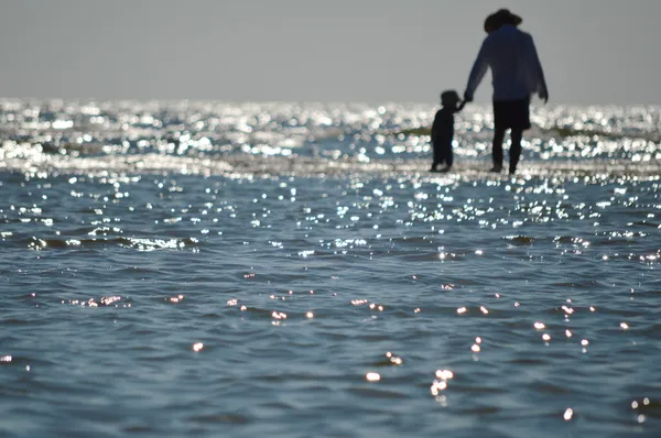 Feliz pai e filho na praia da praia se divertindo respingo de água — Fotografia de Stock