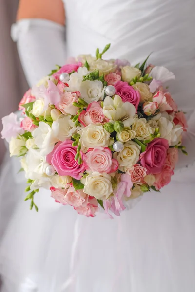 Buquê de rosas de casamento em mãos de noiva close-up fotos, imagens de ©  rosipro #56069439