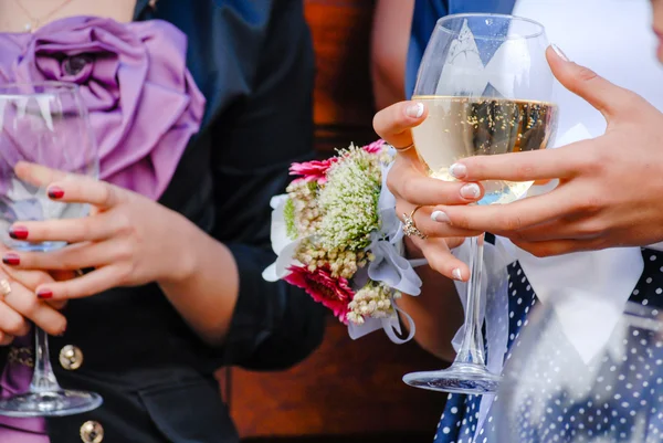 ワインのクローズ アップのメガネを保持している結婚式のゲスト — ストック写真