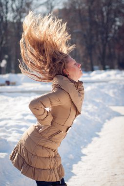 güzel genç mutlu gülümseyen kadın