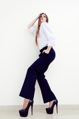 Beyaz adamın gömleği giyen genç iş kadın moda