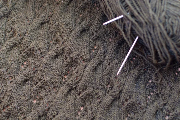 Modèle de tricot et boule de laine détails gros plan — Photo