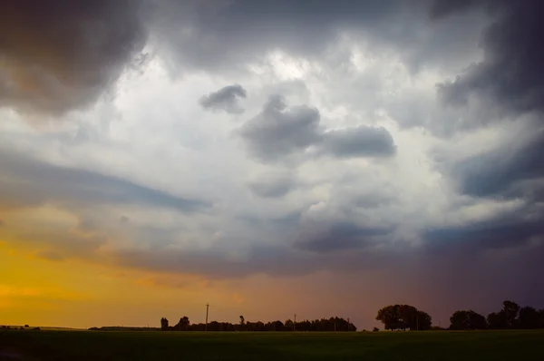 Chmury dramatyczne grzmot — Zdjęcie stockowe