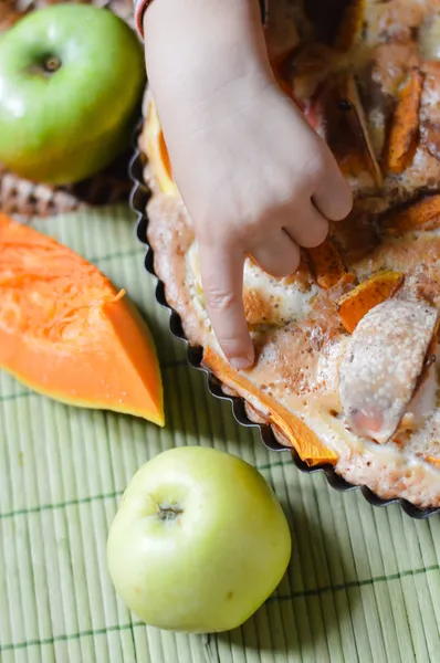 Kid tasting apple and pumpkin pie closeup — Stock Photo, Image
