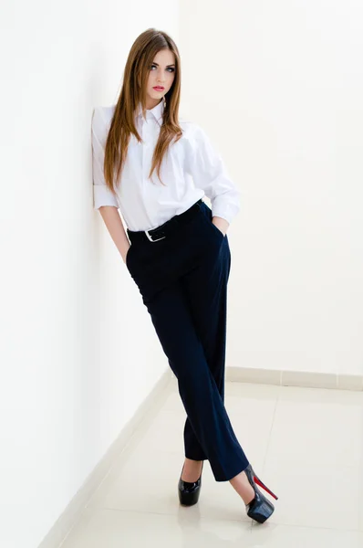 Moda jovem mulher de negócios vestindo camisa de homem no branco — Fotografia de Stock
