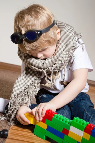 Mały chłopiec bawi się Konstruktor na piętrze w domu — Zdjęcie stockowe