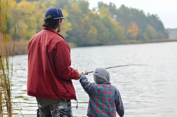 Padre e piccolo figlio pesca insieme il giorno d'autunno — Foto Stock