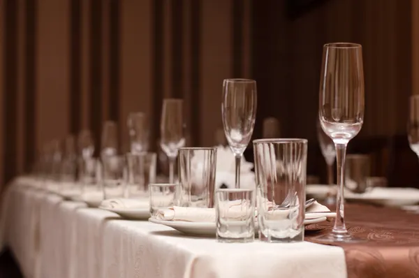 Restaurant table layout with row og wineglasses — Stock Photo, Image