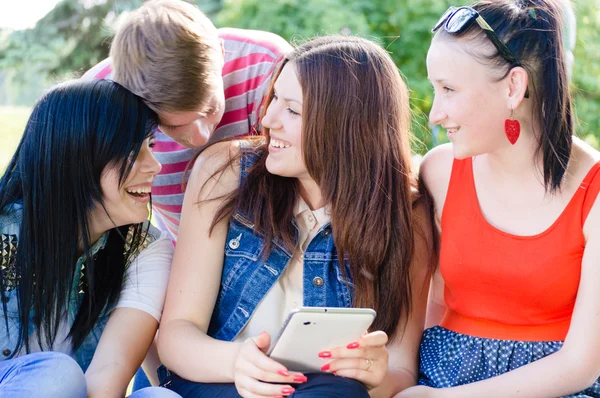 Quatro felizes amigos adolescentes rindo na foto de si mesmos — Fotografia de Stock