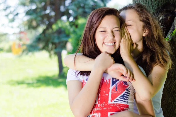 Dedikodu paylaşımı ve gülen iki mutlu genç kızlar — Stok fotoğraf