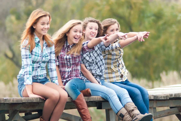 Ragazze sul ponte sul fiume — Foto Stock