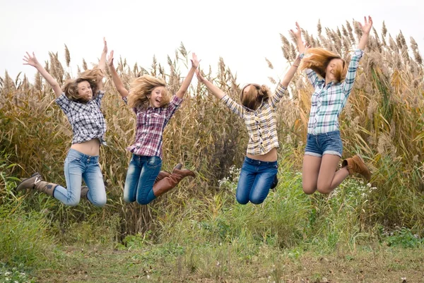 Chicas saltando alto —  Fotos de Stock