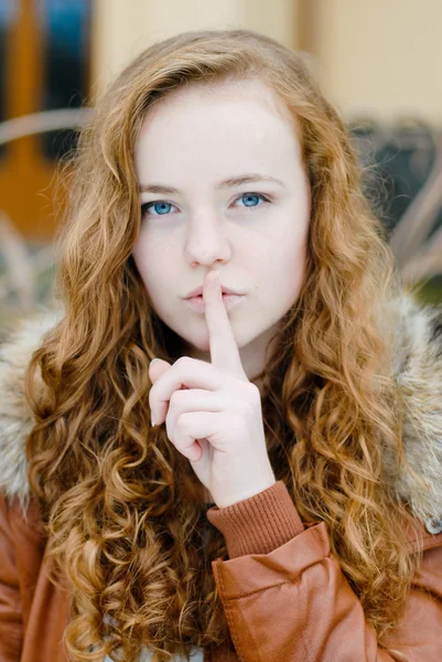 Adolescente mostrando señal de silencio en el día de otoño —  Fotos de Stock