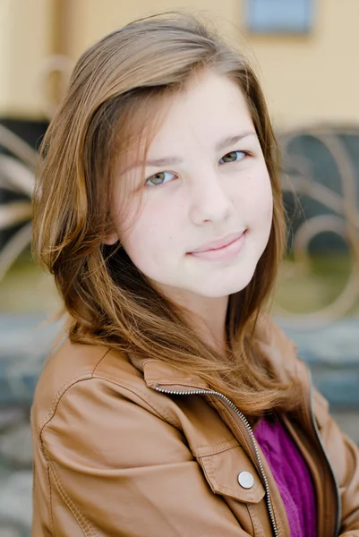 Dospívající dívka podzimní den portrét — Stock fotografie