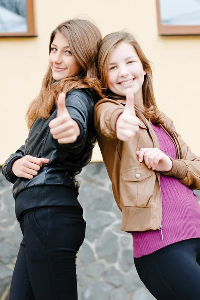 Δύο νεαρά κορίτσια — Φωτογραφία Αρχείου