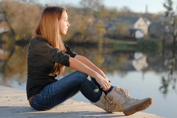 Meisje op de rivier bank — Stockfoto