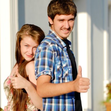 Baş parmak gösteren çift