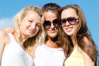 teen kızlar kucaklayan
