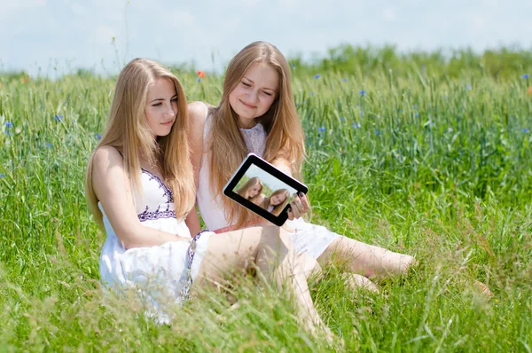 Tiener meisjes en tablet pc — Stockfoto