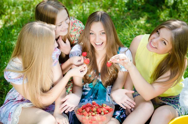 Tieners en aardbei — Stockfoto