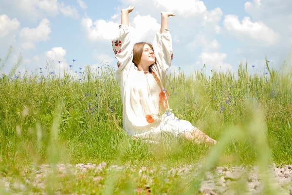 Joven mujer feliz en vestido tradicional ucraniano —  Fotos de Stock