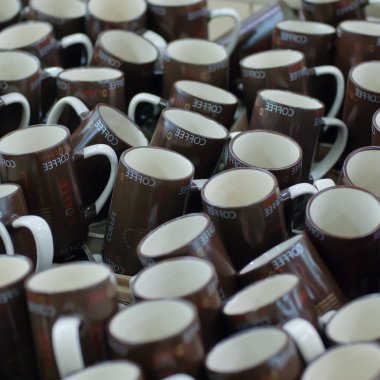 birçok beyaz çay veya kahve kupalar