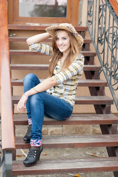 Chica sentada en las escaleras —  Fotos de Stock