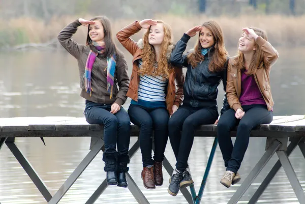 Lányok a river bridge — Stock Fotó