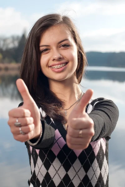 Meisje toont grote duimen omhoog — Stockfoto